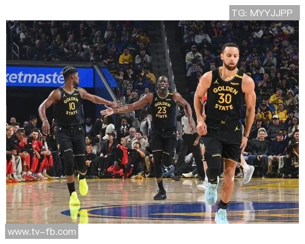 库里积极联系各方寻求好鞋期待一场穿三双不同鞋的精彩比赛